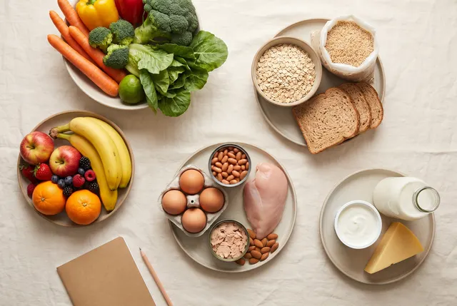 Groceries sorted by food group: vegetables, fruit, whole grains, protein foods and dairy, next to a shopping list