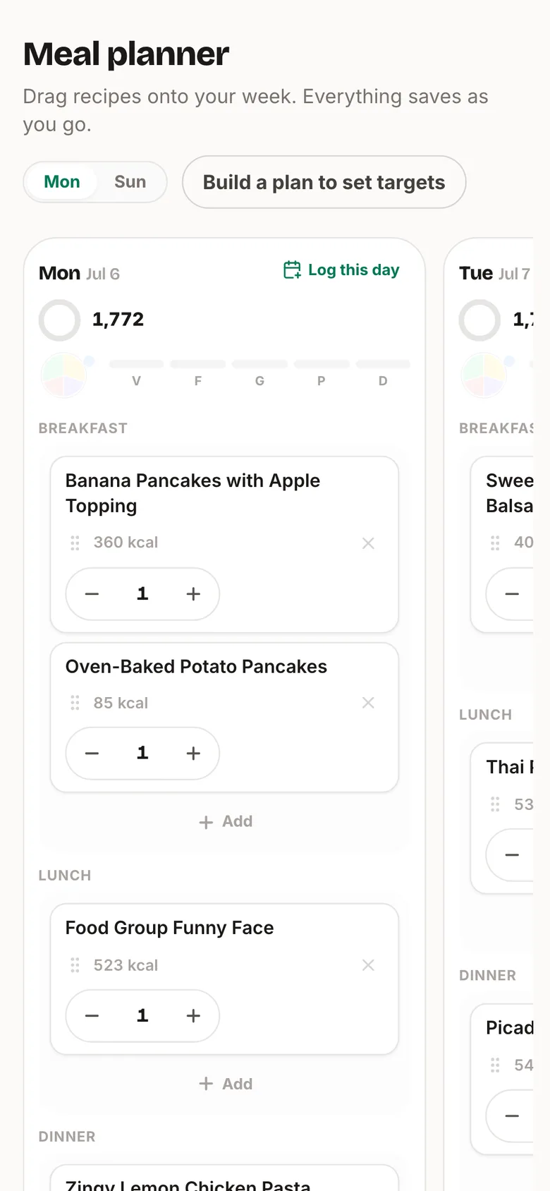 Der Ernährungsplaner auf einem Smartphone — die Rezeptkarten eines Tages mit Kalorienring, MyPlate-Teller und fünf Lebensmittelgruppen-Balken.